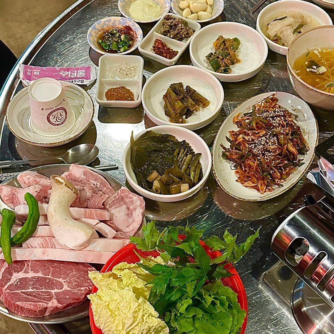 수제 반찬이 깔린 상